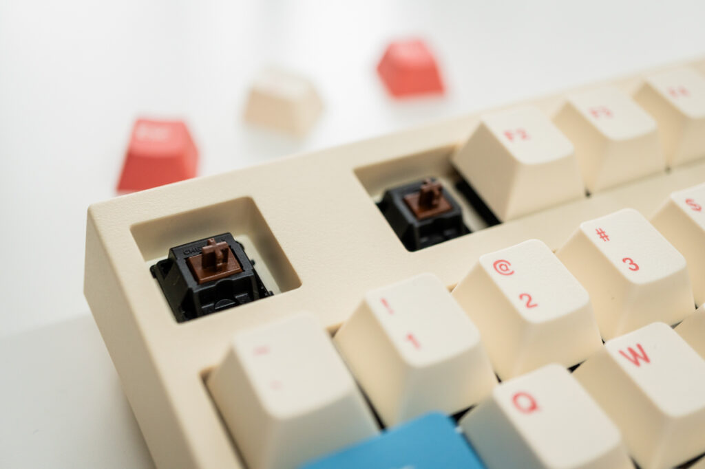 Leopold FC750RBT V2 MX2A in Coral Blue with Brown switches